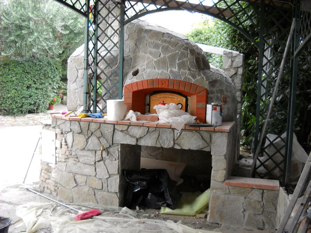 Forno e barbecue esterno con rivestimento in pietre